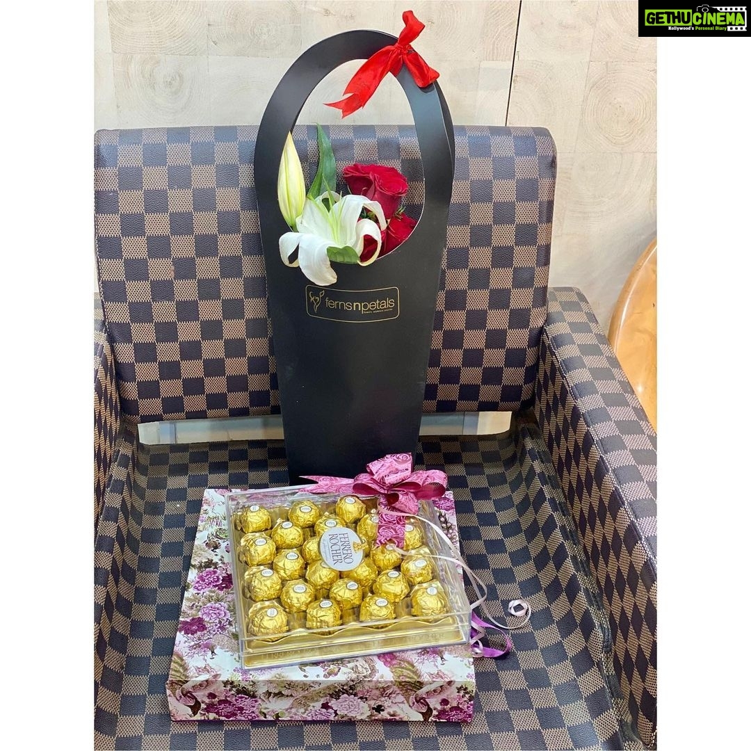Hariprriya Instagram - Such a sweet gesture by a group of fans who came to wish me and the team on the sets of Petromax 😍😍 Moments like these will stay close to my heart forever and I am overwhelmed by your love ❤️🥰Thank you guys for the wonderful H shaped cake and gifts🤩🥳 #SundayMorning #FANLOVE #sundayvibes Mysore, Karnataka