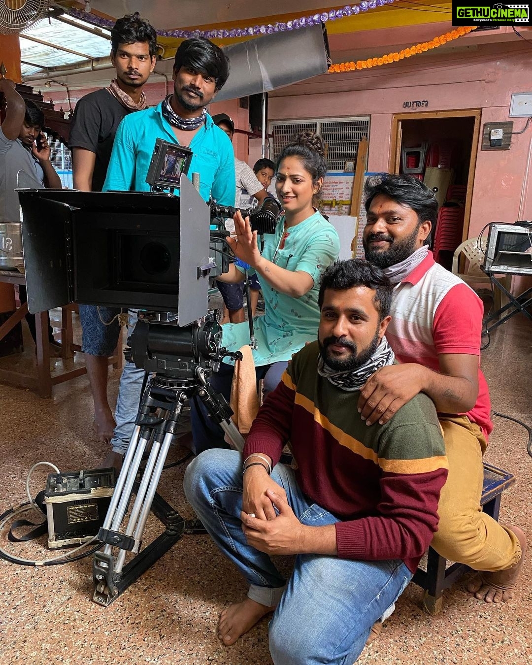 Hariprriya Instagram - Handling the camera like a pro 😆 Wonder if I even shot anything 🤪🎥 #petromax #mysore #actorslife #cameraman #funtimes Mysore, Karnataka