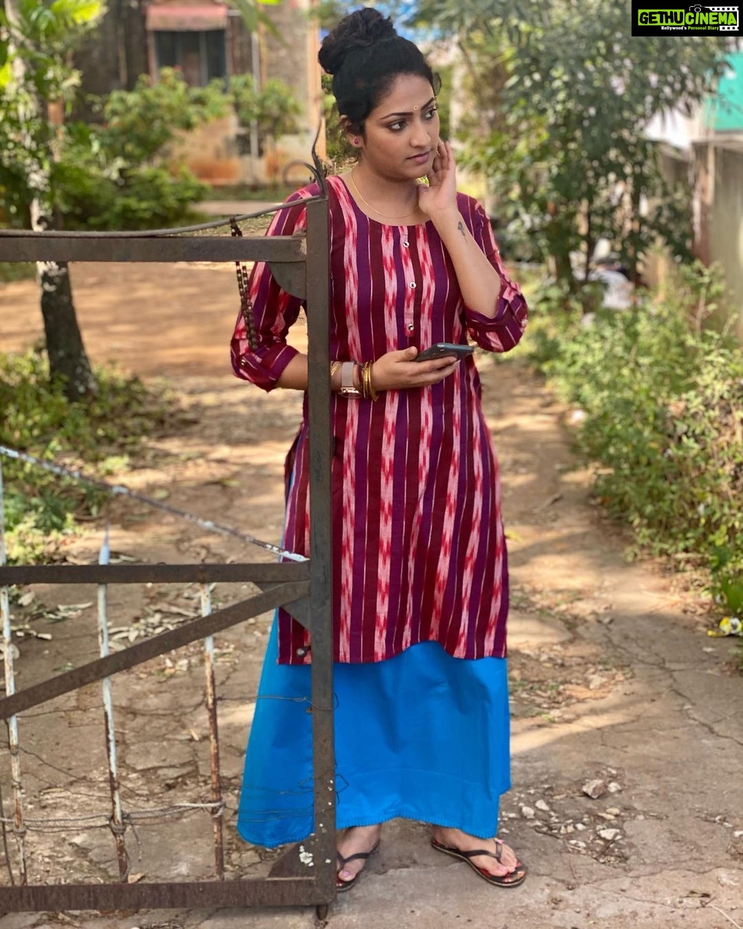 Hariprriya Instagram - When you are on a call with him !! 🥰 and you are asked to pose 🙄!! Swipe ◀️ to know what I did! #SaturdayMood #saturdayvibes #petromax #shootlife #mysuru Mysore, Karnataka