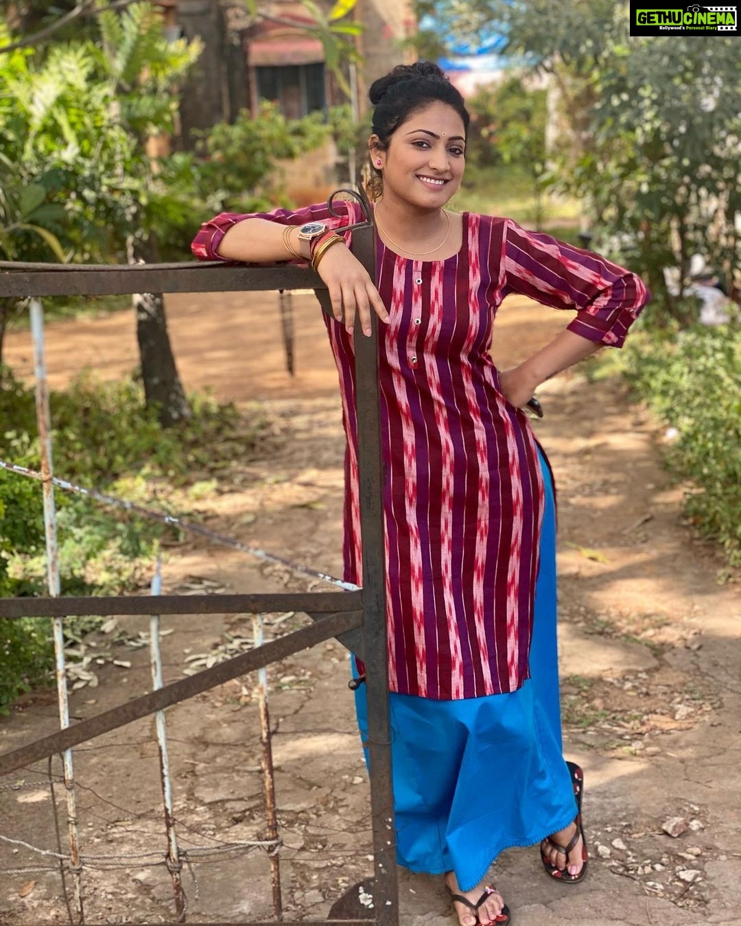 Hariprriya Instagram - When you are on a call with him !! 🥰 and you are asked to pose 🙄!! Swipe ◀️ to know what I did! #SaturdayMood #saturdayvibes #petromax #shootlife #mysuru Mysore, Karnataka