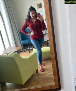 Hariprriya Instagram - One or two? Which outfit should I go with? 🤔😴

#sleepyhead #sleepyeyes #OOTD #latenightshoots📷🎬 #earlymorningshoots📷