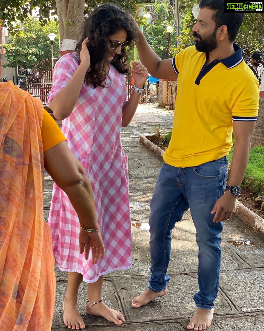 Hariprriya Instagram - Things can easily get stuck in your hair when it's curly! And then there's people who play with it like it's a bird nest 🤷🏻♀️ @sathish_ninasam_official do you expect to find birds or eggs ? 🙄🤦🏻♀️ #petromax 🎥