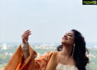 Hariprriya Instagram - Happy Sunday ppl 🥰 Beautiful Anarkali 😍 Designed and styled by @aayeshaa.mariam 🤩❤️