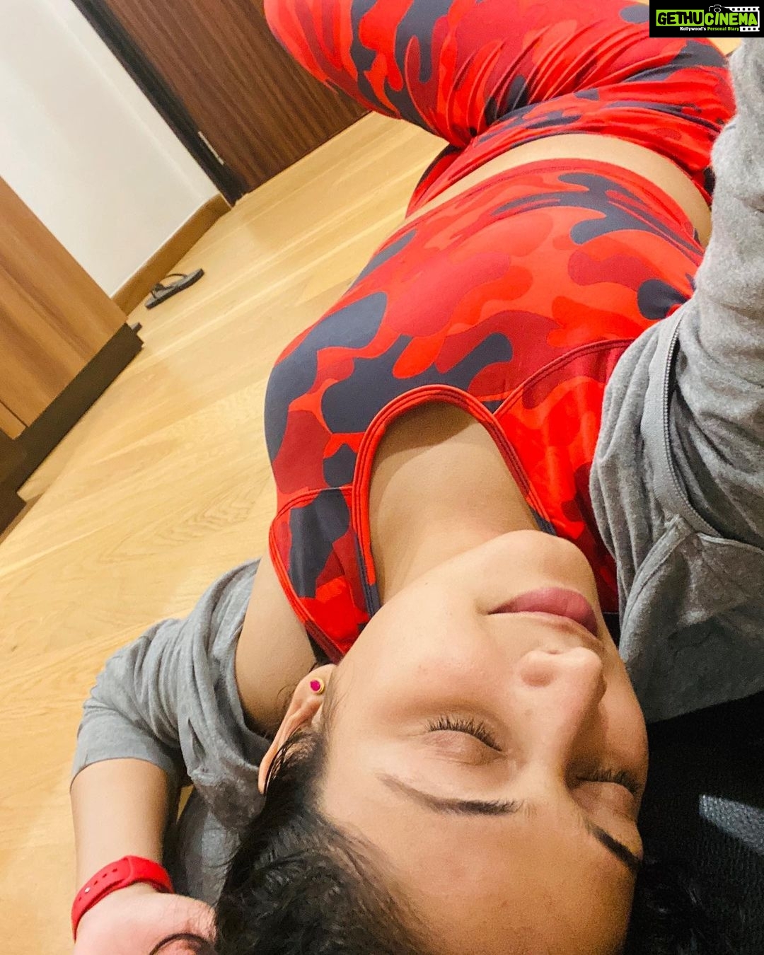 Hariprriya Instagram - What you think you look like post workout VS what you actually look like 🙈 Reality's not what it seems! Swipe left to see 😋💁 #sleepyhead #postworkoutselfie