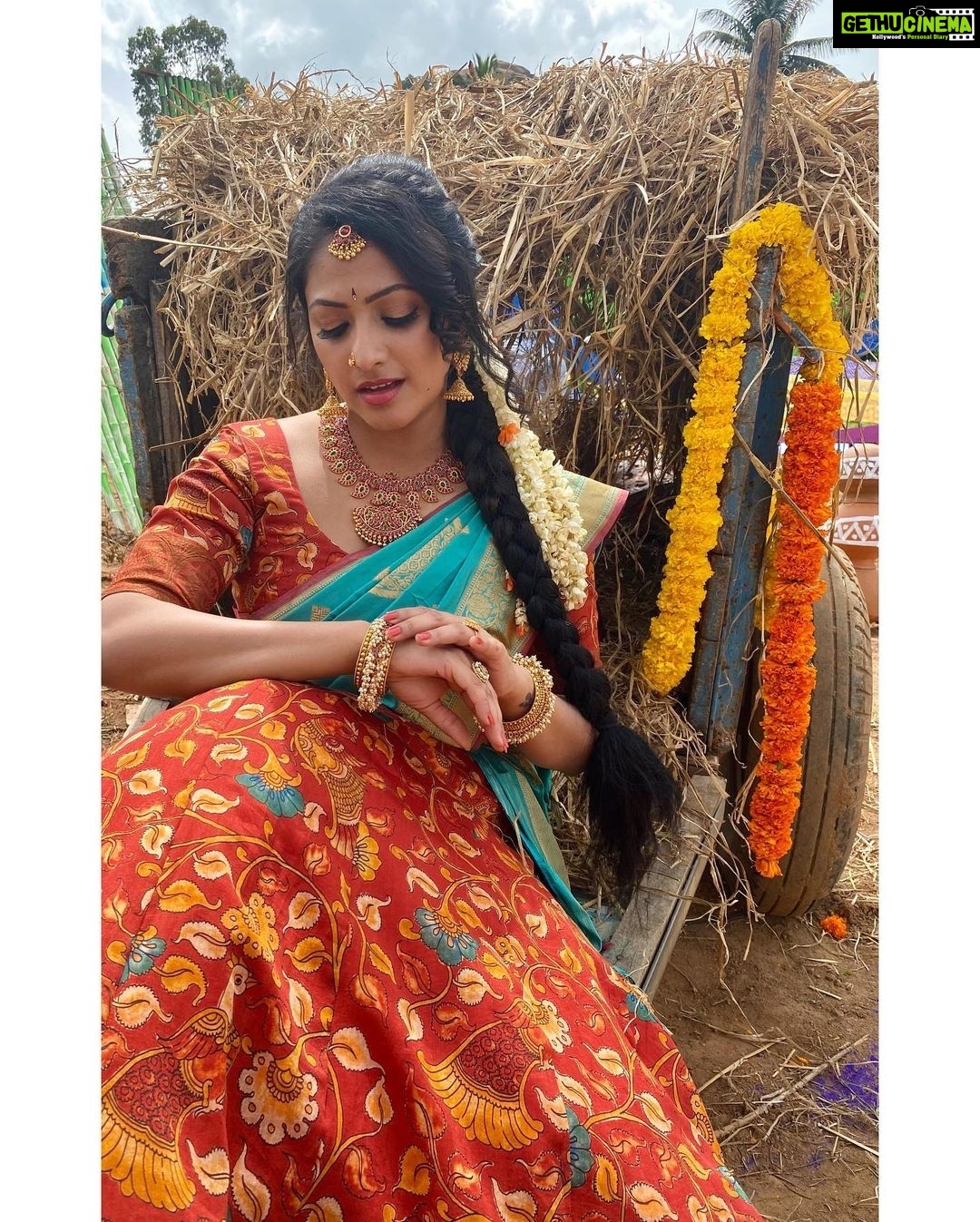 Hariprriya Instagram - The love of nature is a common language and everyone can understand once you get acquainted with it ❤️ Elegant Costume by 😍 - @prathikshadesignhouse Beautiful Jewellery by 🤩 - @kiran_bridal_jewellery #MondayThoughts #NatureLover #VillageVisit #ShootLife