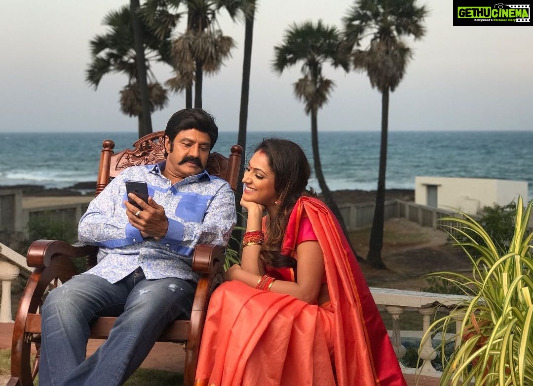 Hariprriya Instagram - “Star struck” 🤩 Read to know about my favourite actor 👉🏻 Babeknows.com . Link in the bio #HappyBirthdayNBK #babeknows #babe #knows #hariprriya #bangalore