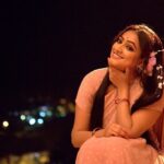 Hariprriya Instagram - ಕೆಲವು ಸುಂದರ ದೃಶ್ಯದ ಹಿಂದೆಷ್ಟು ನೋವಿರುತ್ತಲ್ವಾ? 😦 An incident that happened while shooting for ‘Bellbottom’. Read to know more 👉🏻 Babeknows.com . Link in the bio #babeknows #babe #knows #hariprriya #bangalore #bellbottom