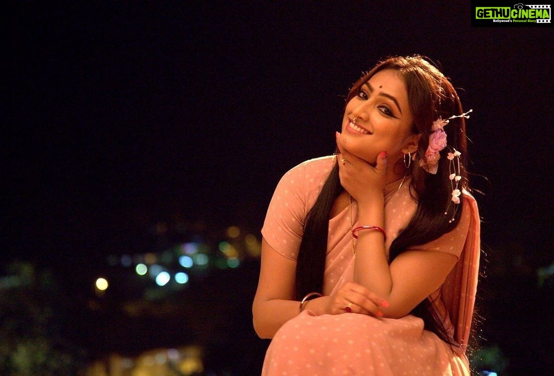 Hariprriya Instagram - ಕೆಲವು ಸುಂದರ ದೃಶ್ಯದ ಹಿಂದೆಷ್ಟು ನೋವಿರುತ್ತಲ್ವಾ? 😦 An incident that happened while shooting for ‘Bellbottom’. Read to know more 👉🏻 Babeknows.com . Link in the bio #babeknows #babe #knows #hariprriya #bangalore #bellbottom