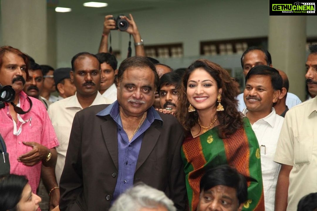 Hariprriya Instagram - “ರೂಮರ್ಸ್ ಎದುರಿಸೋಕೆ ರೆಬೆಲ್ ಪಾಠ” 🤩 👉🏻 Babeknows.com , Link in the bio #babeknows #babe #knows #hariprriya #ಅಂಬಿಅಮರ #ಅಂಬಿ68 #Ambareesh68 #HappyBirthdayAmbareesh sir 🙂