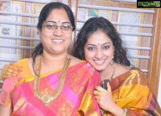 Hariprriya Instagram - ‪Recalling a cute little story from my childhood on this Mother’s Day ❤️ Check out my blog Babeknows.com for “ಅಮ್ಮ ಜೊತೆಗಿದ್ರೆ ಎಲ್ಲವೂ ಸು'ಲಲಿತ' 😍” ‬. Link in the bio #babeknows #babe #knows #hariprriya #bangalore #mothersday #motherslove #timelesslove
