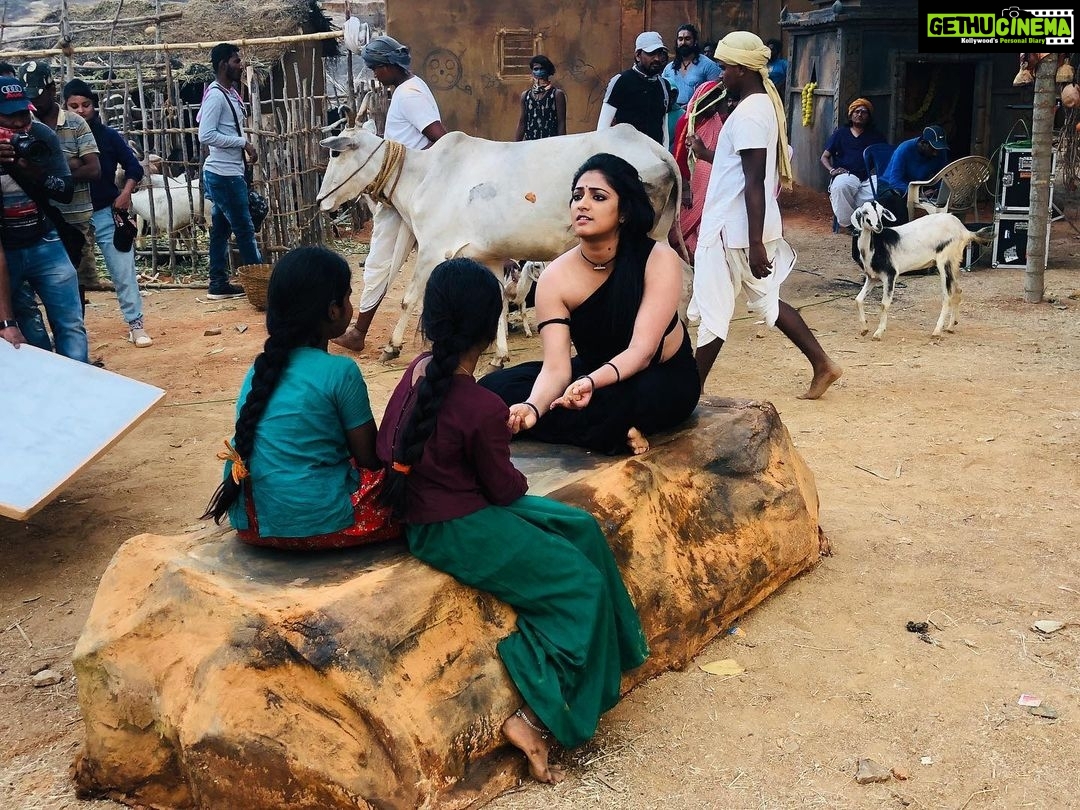 Hariprriya Instagram - Feeling nostalgic playing 5 stones on the sets of #Bichchugathi 🤩 #childhoodmemories 😍😍 Have you guys played this game like me? Share your best memory with me in the comments below 🥰 #Bichchugathi in theaters from 28th Feb 🤩