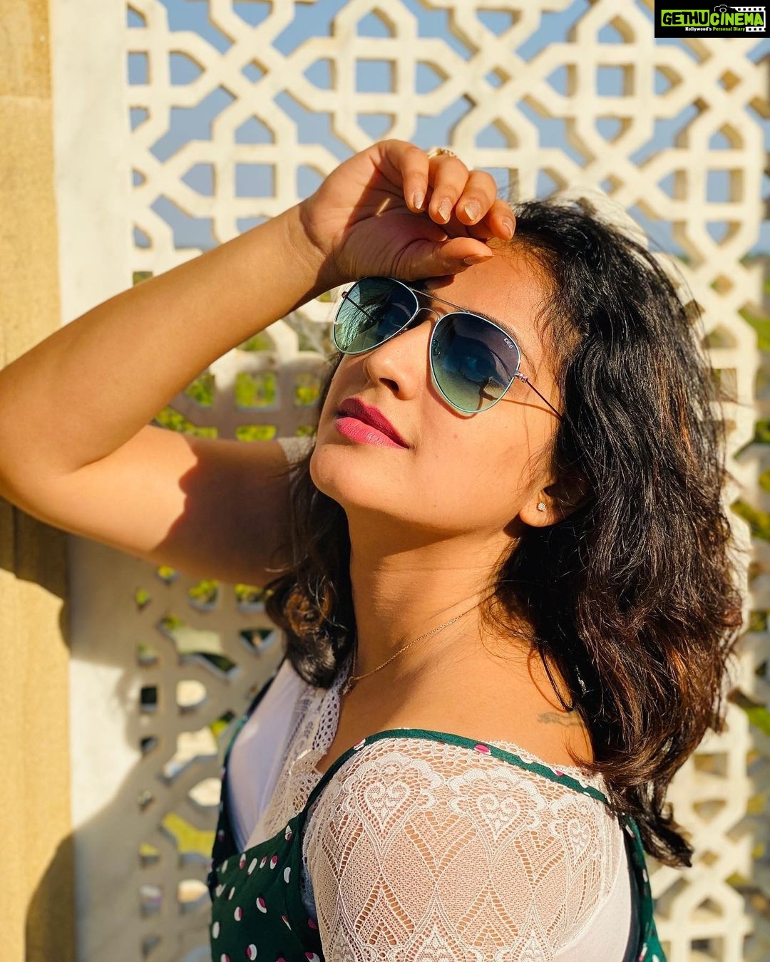 Hariprriya Instagram - “Keep your face to the sun and you will never see the shadows.” ❤️ 