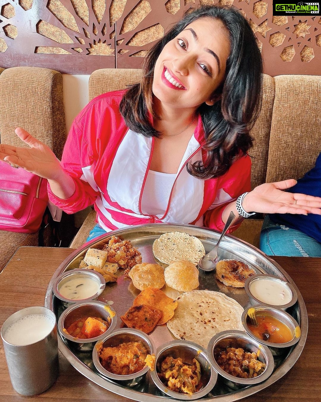 Hariprriya Instagram - βͺIn #Ahmedabad π this vacation starts with an amazing yummy #Gujarati thaali πβ€οΈ Puranpoli was my favourite π¬π€©β¬