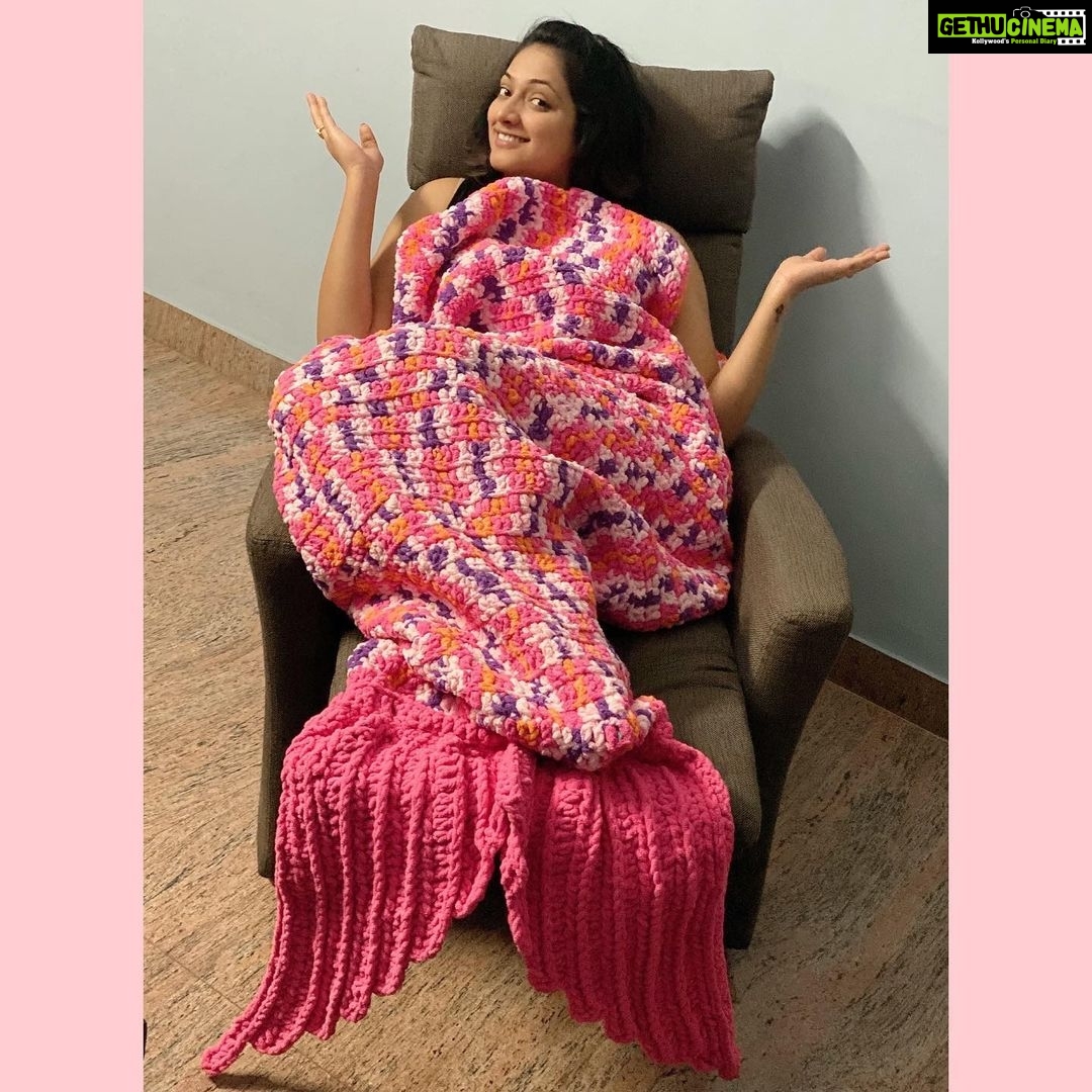 Hariprriya Instagram - βͺThis winter I could only survive with this Mermaid blanket π It takes a lot of effort and time!! All thanks to Amma for knitting this super cool, colorful blanket for me π¬π Mommie is the best β€β€ Mommie knows the best π€©π₯°β¬