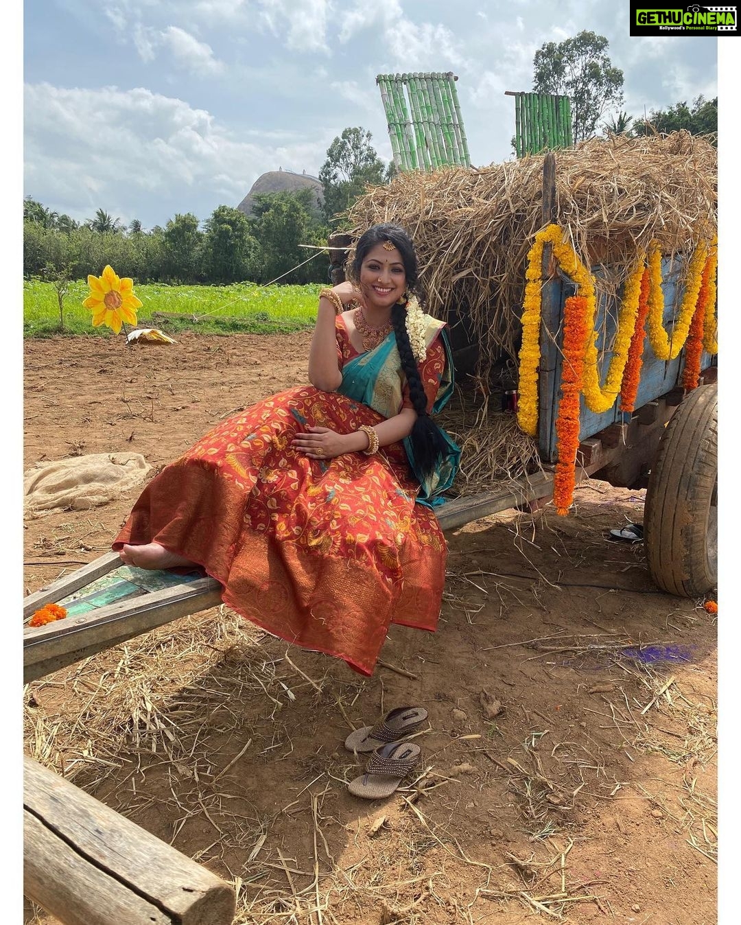 Hariprriya Instagram - The love of nature is a common language and everyone can understand once you get acquainted with it ❤️ Elegant Costume by 😍 - @prathikshadesignhouse Beautiful Jewellery by 🤩 - @kiran_bridal_jewellery #MondayThoughts #NatureLover #VillageVisit #ShootLife