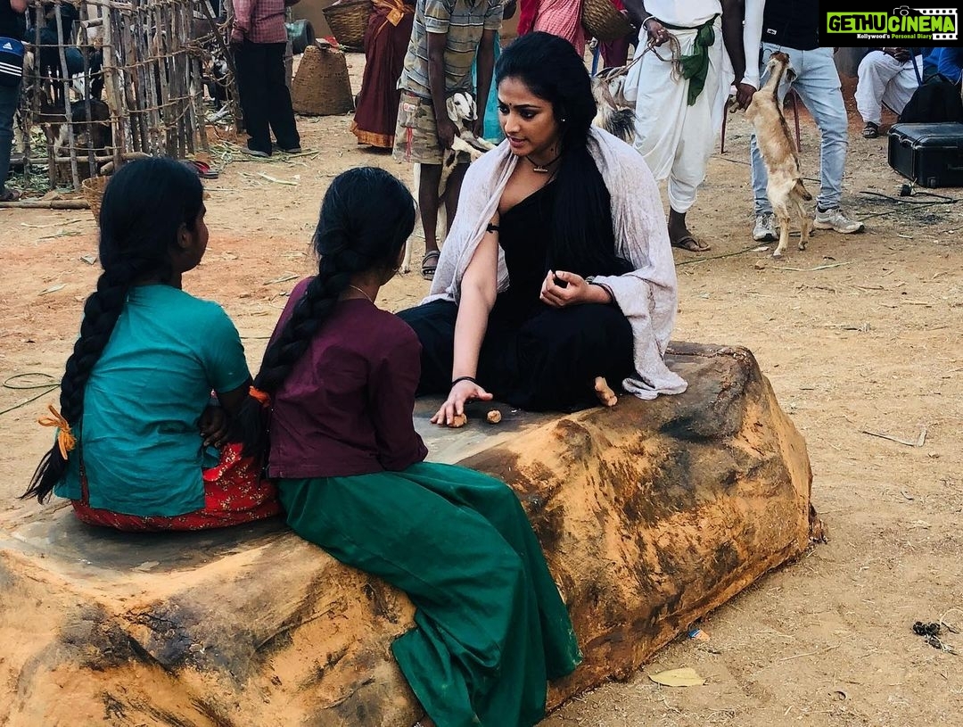 Hariprriya Instagram - Feeling nostalgic playing 5 stones on the sets of #Bichchugathi 🤩 #childhoodmemories 😍😍 Have you guys played this game like me? Share your best memory with me in the comments below 🥰 #Bichchugathi in theaters from 28th Feb 🤩