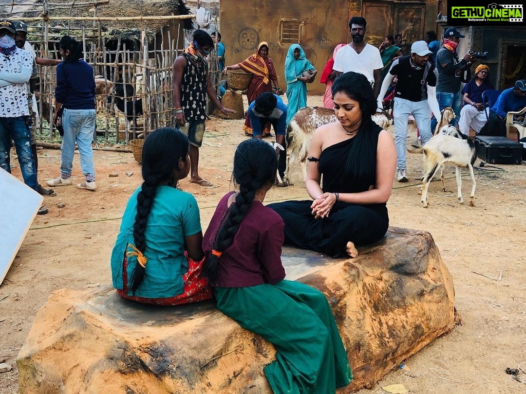Hariprriya Instagram - Feeling nostalgic playing 5 stones on the sets of #Bichchugathi 🤩 #childhoodmemories 😍😍 Have you guys played this game like me? Share your best memory with me in the comments below 🥰 #Bichchugathi in theaters from 28th Feb 🤩