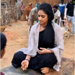 Hariprriya Instagram - Feeling nostalgic playing 5 stones on the sets of #Bichchugathi 🤩 #childhoodmemories 😍😍 Have you guys played this game like me? Share your best memory with me in the comments below 🥰 #Bichchugathi in theaters from 28th Feb 🤩