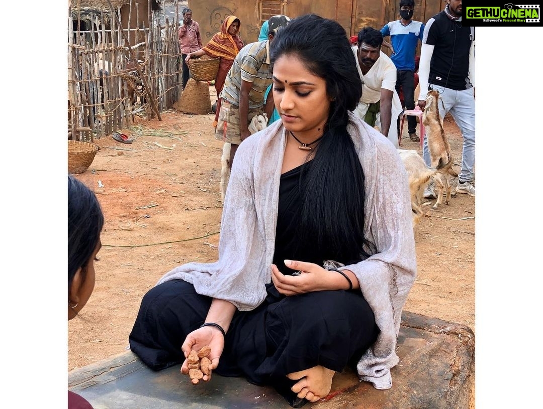 Hariprriya Instagram - Feeling nostalgic playing 5 stones on the sets of #Bichchugathi 🤩 #childhoodmemories 😍😍 Have you guys played this game like me? Share your best memory with me in the comments below 🥰 #Bichchugathi in theaters from 28th Feb 🤩
