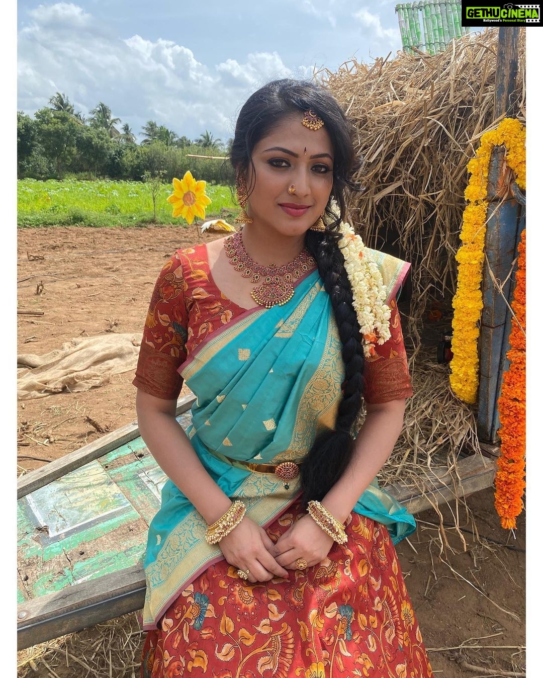 Hariprriya Instagram - The love of nature is a common language and everyone can understand once you get acquainted with it ❤️ Elegant Costume by 😍 - @prathikshadesignhouse Beautiful Jewellery by 🤩 - @kiran_bridal_jewellery #MondayThoughts #NatureLover #VillageVisit #ShootLife