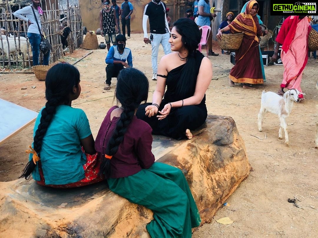 Hariprriya Instagram - Feeling nostalgic playing 5 stones on the sets of #Bichchugathi 🤩 #childhoodmemories 😍😍 Have you guys played this game like me? Share your best memory with me in the comments below 🥰 #Bichchugathi in theaters from 28th Feb 🤩