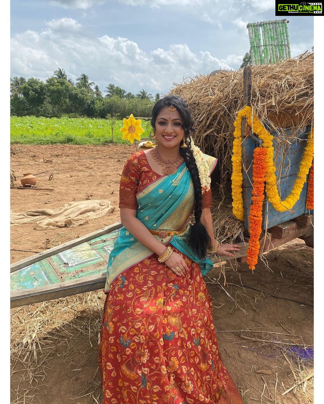 Hariprriya Instagram - The love of nature is a common language and everyone can understand once you get acquainted with it ❤️ Elegant Costume by 😍 - @prathikshadesignhouse Beautiful Jewellery by 🤩 - @kiran_bridal_jewellery #MondayThoughts #NatureLover #VillageVisit #ShootLife