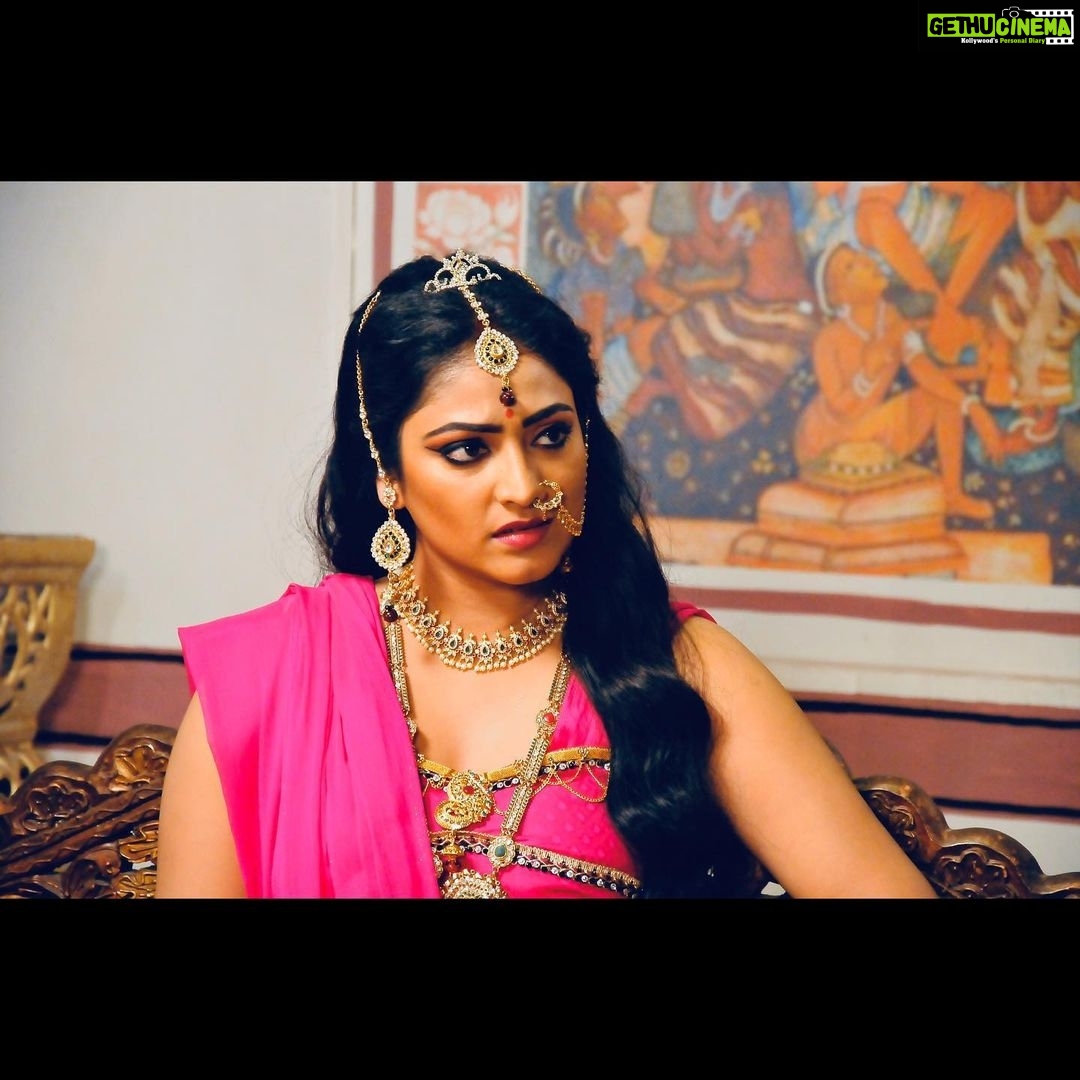 Hariprriya Instagram - Here is the first look of Amruthamathi, in case if u have missed it ☺ A movie based on a poem written by poet Janna in the 13th century, the movie is all set to enter censor board 😇 #amruthamathi ❤️