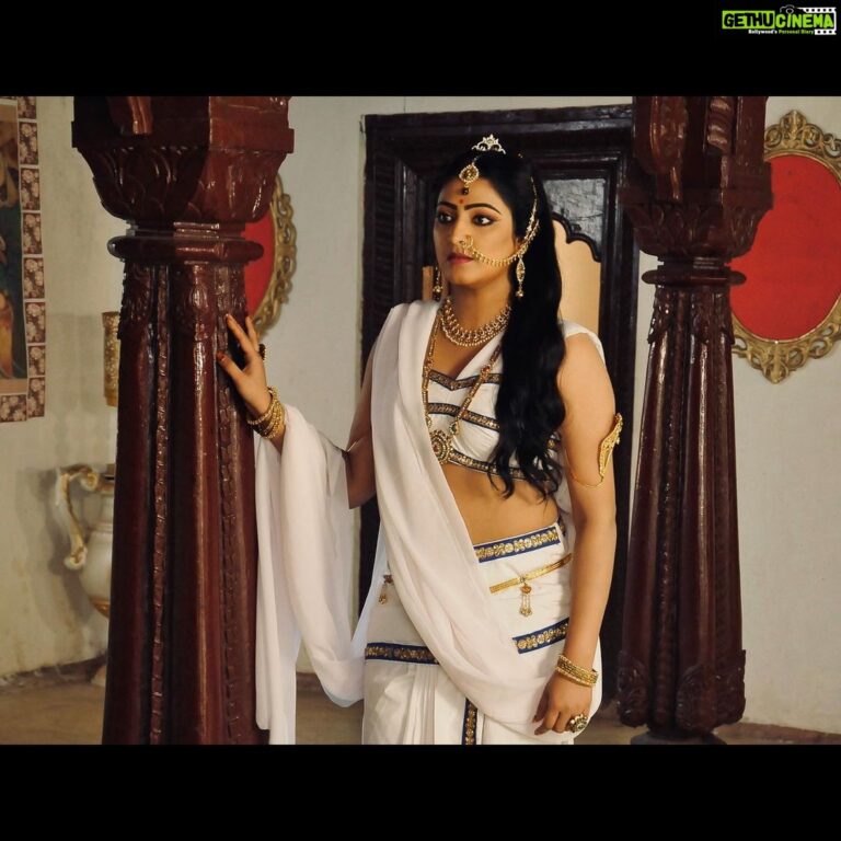 Hariprriya Instagram - Here is the first look of Amruthamathi, in case if u have missed it ☺ A movie based on a poem written by poet Janna in the 13th century, the movie is all set to enter censor board 😇 #amruthamathi ❤️