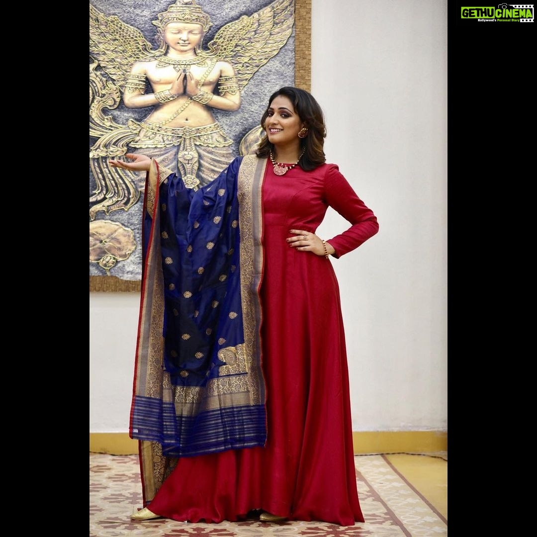 Hariprriya Instagram - ದಸರಾ ಹಬ್ಬದ ಶುಭಾಷಯಗಳು 💐😍🙏🏻 #happydasara 🤩 #happydassehra 😇 Beautifully styled by - @divyamurthy23 😇. Beautiful outfit by - @prathikshadesignhouse 😇. Beautiful jewellery by - @lotus_silver_jewellery 😇