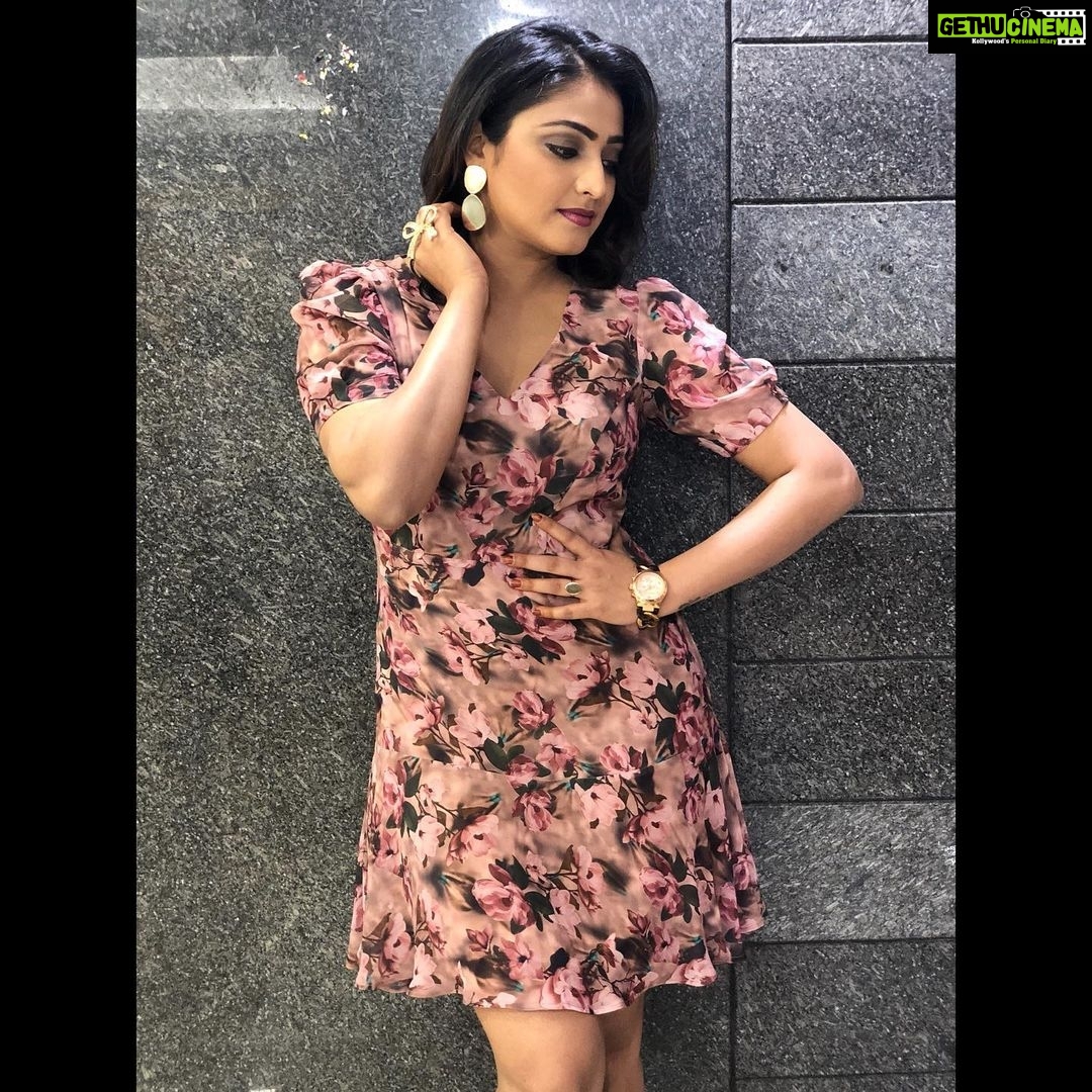 Hariprriya Instagram - Pics clicked at #ellidheillitanaka press meet yesterday 🤩 Movie releasing this Friday on Oct 11th 😎 wearing cute frock designed by @jayanthiballal 😍