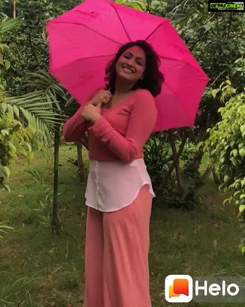 Hariprriya Instagram - Listen to the rhythm of falling rain 😍 #rain #helokannada #hariprriya ❤️