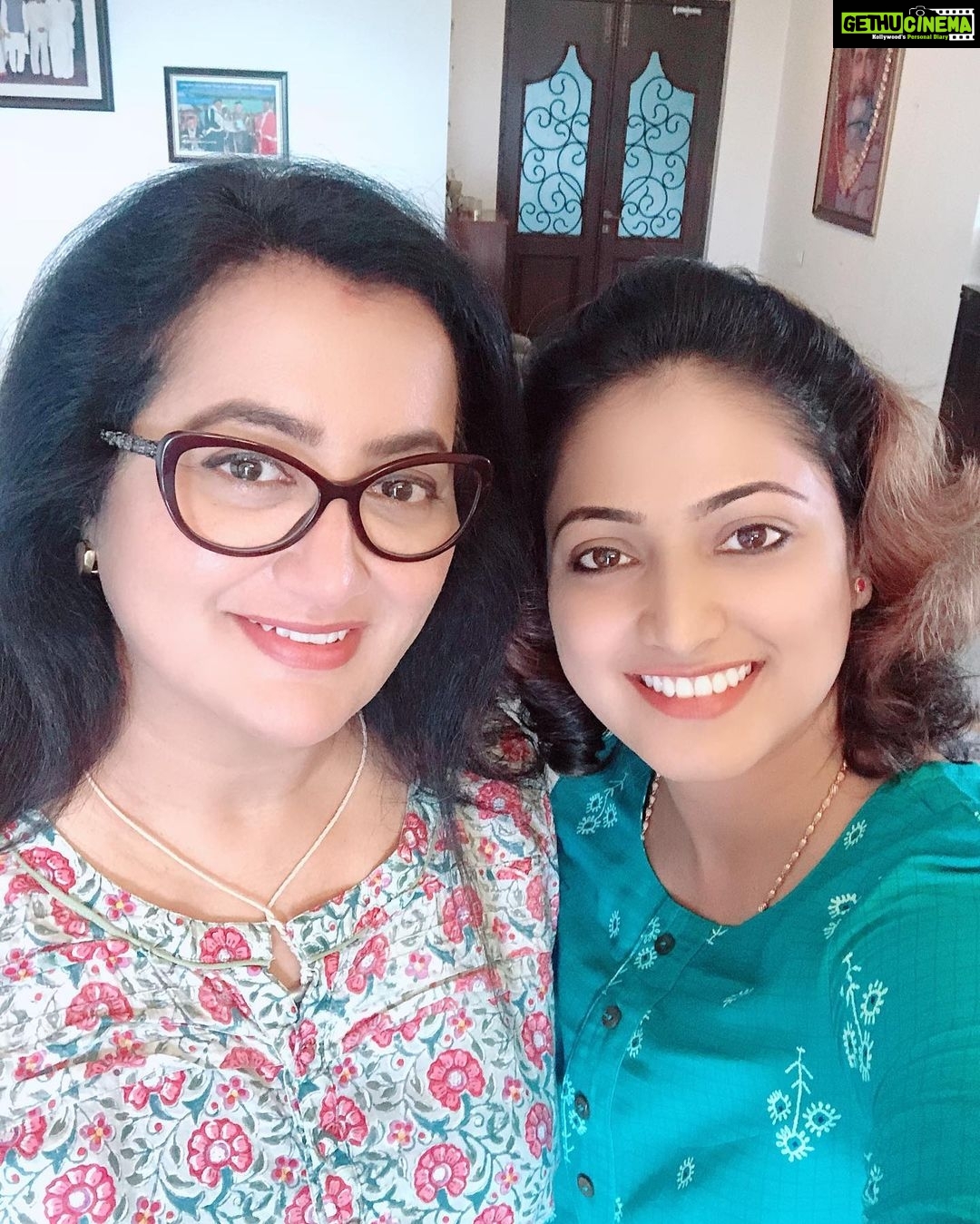 Hariprriya Instagram - This is my first selfie with a politician/MP 😇 @sumalathaamarnath Mam 😍 I Always feel that warmth when I meet her 🤗❤ Lots of love 🤗