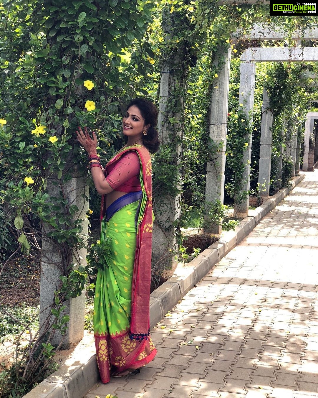 Hariprriya Instagram - #sareelove š #beingtraditional⤠#beingmyself #colourful #indianweddings #friendsweddingday ā¤ļø