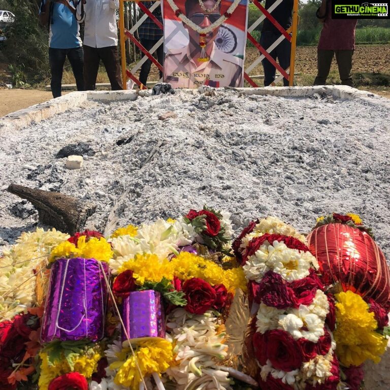 Hariprriya Instagram - Met CRPF Martyr Guru’s family and gave condolences to his mother, wife and family! The pain they are going through is unexplainable but I went through the similar one when I lost my father 😞 No one can fill that void!!! Also Visited Guru's grave and paid respects. He might just be resting, but not in peace! Requesting our Central Government to come up with a strategical revenge plan and only then martyrs will rest in peace.