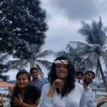 Hariprriya Instagram - Making your staff groove and sync to the tune is the toughest job on earth 🤪 #wedomorewednesdays #MyCrew #shankarnag