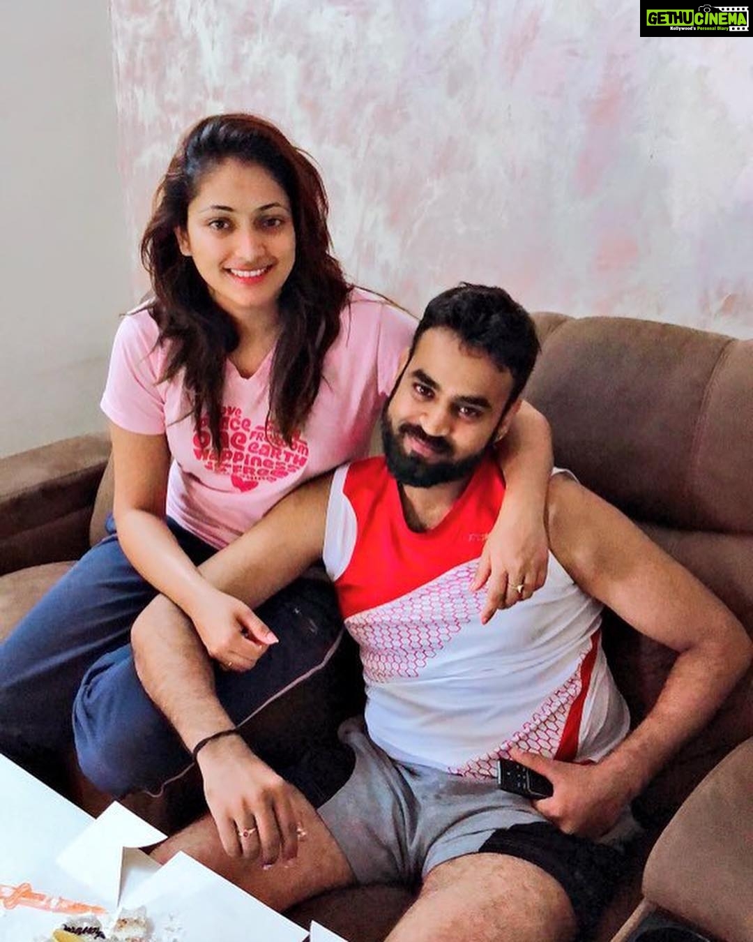 Hariprriya Instagram - Happy birthday @keerthi.rcs ๐ As siblings our birthright is to love each other, hate each other, fight each other and fight for each other ๐ฌ๐ค May u b blessed with all that u desire for โบ Lotssss of love ๐๐ค