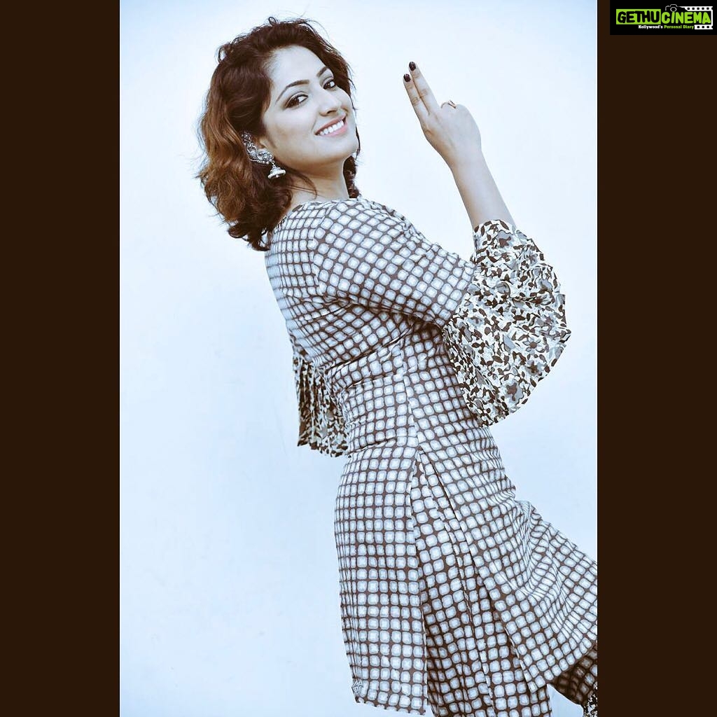 Hariprriya Instagram - Few clicks from yesterday's #Bellbottom press meet 😇 Thank you @Manu7454 for the pictures ☺️ #Retro Whoever missed watching the song, here is the link again 😃 https://youtu.be/aorAeMA06i0
