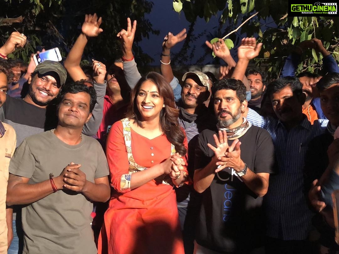 Hariprriya Instagram - Successfully completed shooting for “KannadGothilla” movie 😬💃🏻 Havdu Kumbalakayi hodedvi ☺️👏🏻 cakes kooda cut madadhvi 😋