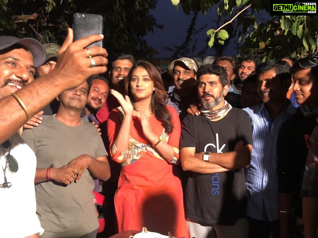 Hariprriya Instagram - Successfully completed shooting for “KannadGothilla” movie 😬💃🏻 Havdu Kumbalakayi hodedvi ☺️👏🏻 cakes kooda cut madadhvi 😋