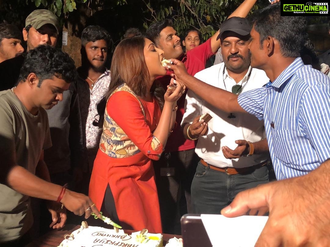 Hariprriya Instagram - Successfully completed shooting for “KannadGothilla” movie 😬💃🏻 Havdu Kumbalakayi hodedvi ☺️👏🏻 cakes kooda cut madadhvi 😋