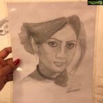 Hariprriya Instagram - My Chota fan🤗He can't hear, tries hard 2 speak through reading our lip movements☹️But his artistic skills r amazing😍Look @ his sketches of mine😻He keeps coming 2 #jogfalls location everyday❤Cant describe his innocence & talent in words🙂 Talent & love has no boundaries 😇