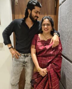 Harish Kalyan Instagram - While bursting pictures here..for Diwali, i promised to give her many more beautiful memories to cherish provided she keeps up her word.. to be there right next to me & hold on tightly! #HappyDiwali2021 #mykalli
