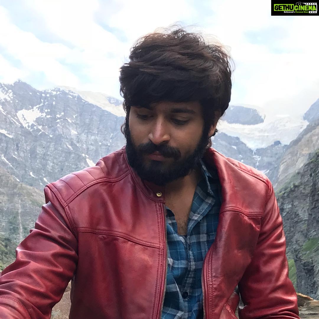 Harish Kalyan Instagram - One of a kind experience it was ! #IRIR shoot days in #ladakh #ladakhdiaries #behindthescenes Will upload more videos soon !! I look so alien as #Gautham but now i miss being Gautham! Your #IspadeRaja