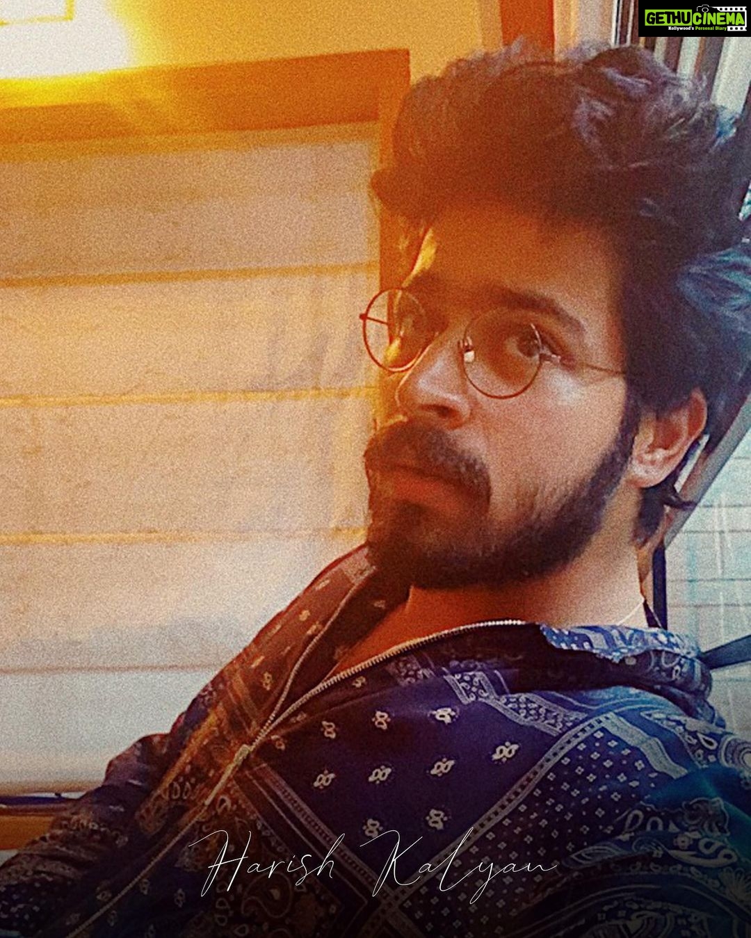 Harish Kalyan Instagram - Facetimed’photoshoot !! Strange but true. Thanks to @prachuprashanth for killing my boredom & making me pose. #quarantinelife #stayhomestaysafe #stayhomeandpose