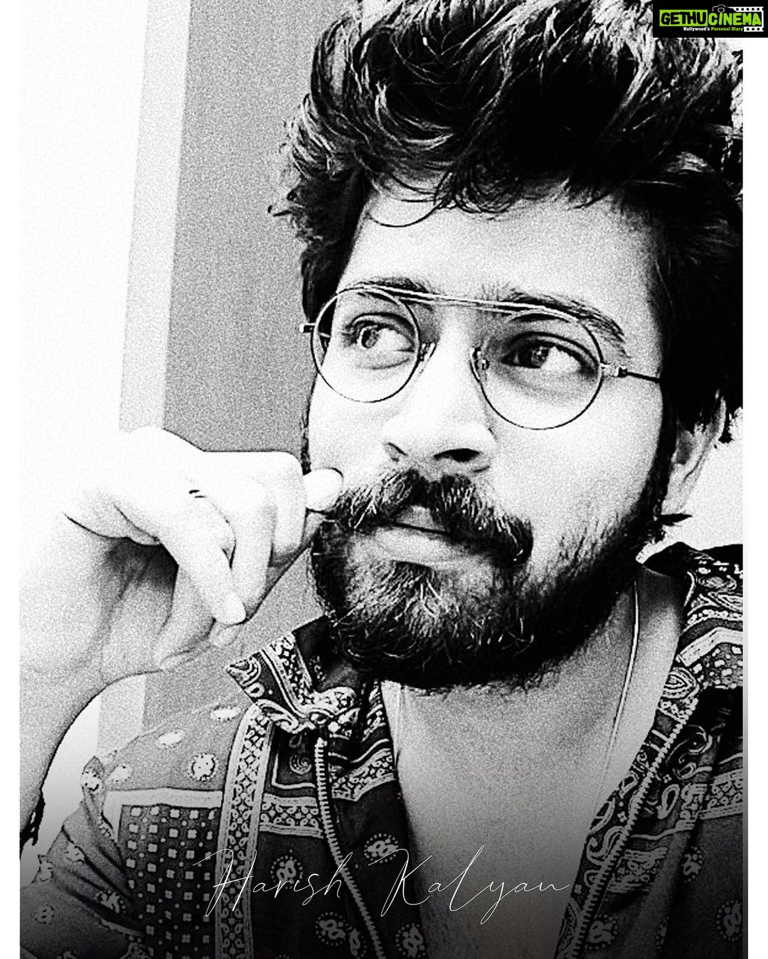 Harish Kalyan Instagram - Facetimed’photoshoot !! Strange but true. Thanks to @prachuprashanth for killing my boredom & making me pose. #quarantinelife #stayhomestaysafe #stayhomeandpose