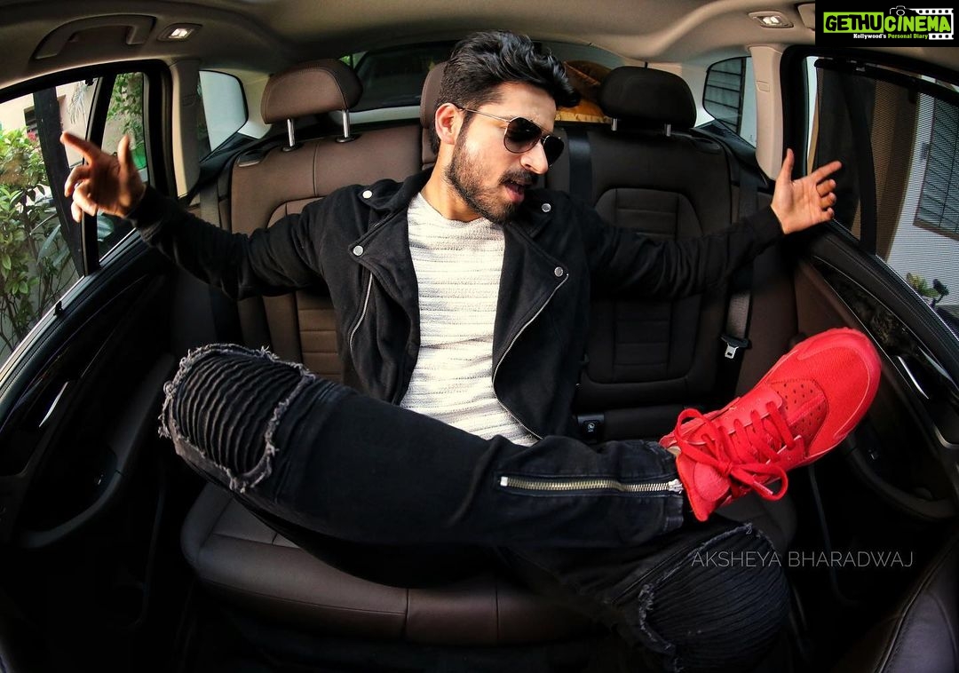 Harish Kalyan Instagram - #happydiwali2019 இனிய தீபாவளி நல் வாழ்த்துக்கள் அனைவருக்கும் 🎆 Shots @aksheyabharadwaj @madhan_christopher || Styled by @gegonian