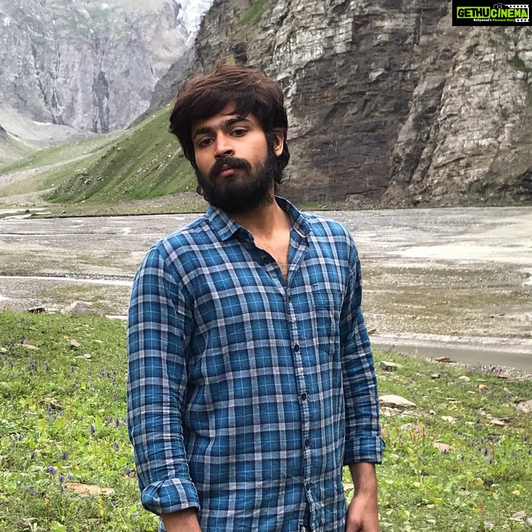 Harish Kalyan Instagram - One of a kind experience it was ! #IRIR shoot days in #ladakh #ladakhdiaries #behindthescenes Will upload more videos soon !! I look so alien as #Gautham but now i miss being Gautham! Your #IspadeRaja