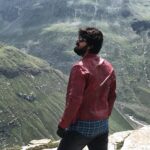 Harish Kalyan Instagram - One of a kind experience it was ! #IRIR shoot days in #ladakh #ladakhdiaries #behindthescenes Will upload more videos soon !! I look so alien as #Gautham but now i miss being Gautham! Your #IspadeRaja