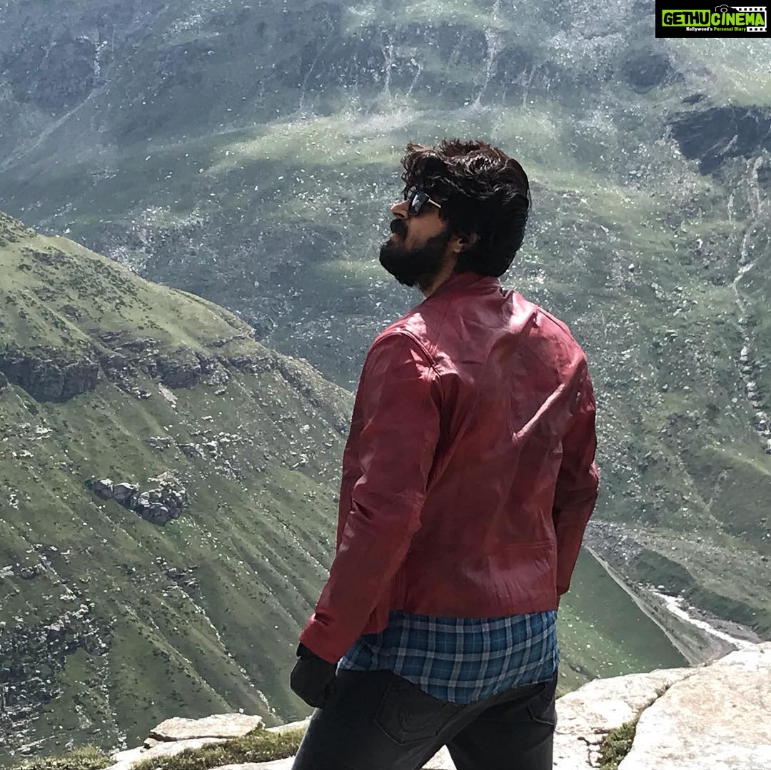 Harish Kalyan Instagram - One of a kind experience it was ! #IRIR shoot days in #ladakh #ladakhdiaries #behindthescenes Will upload more videos soon !! I look so alien as #Gautham but now i miss being Gautham! Your #IspadeRaja