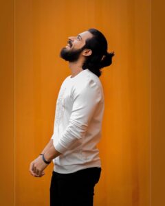 Harish Kalyan Instagram - Look up to god, be thankful for all your blessings. Embrace abundance. You’ve got more to come your way ❤️

📸 @mahesh_jayachandran 
Styling @anushaa13